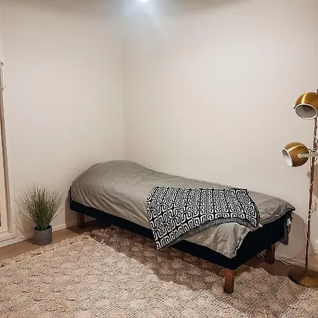 Lovely 3 Bedroom House For 6 *