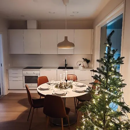 Lovely 3 Bedroom House For 6 شقة *
